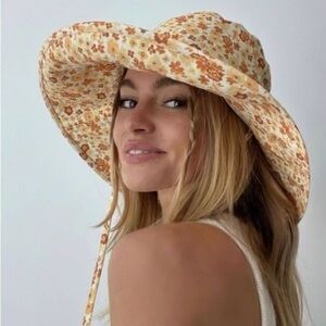 Lack of Color 100% Cotton Holiday Wide Brim Bucket Hat in Peach Bloom Size S/M